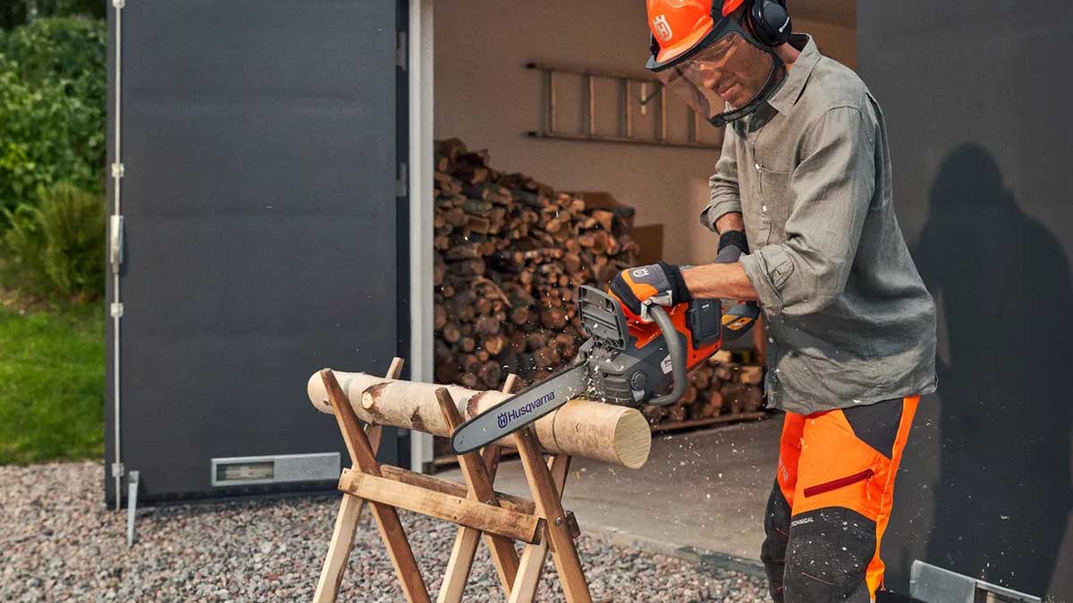 Husqvarna Power Axe 225i Review: A Lightweight but Capable 14-Inch Cordless Chainsaw